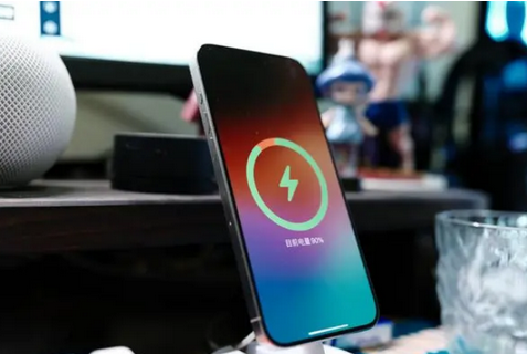 思礼镇苹果15换屏服务分享用什么充电器给iPhone15充电更好 